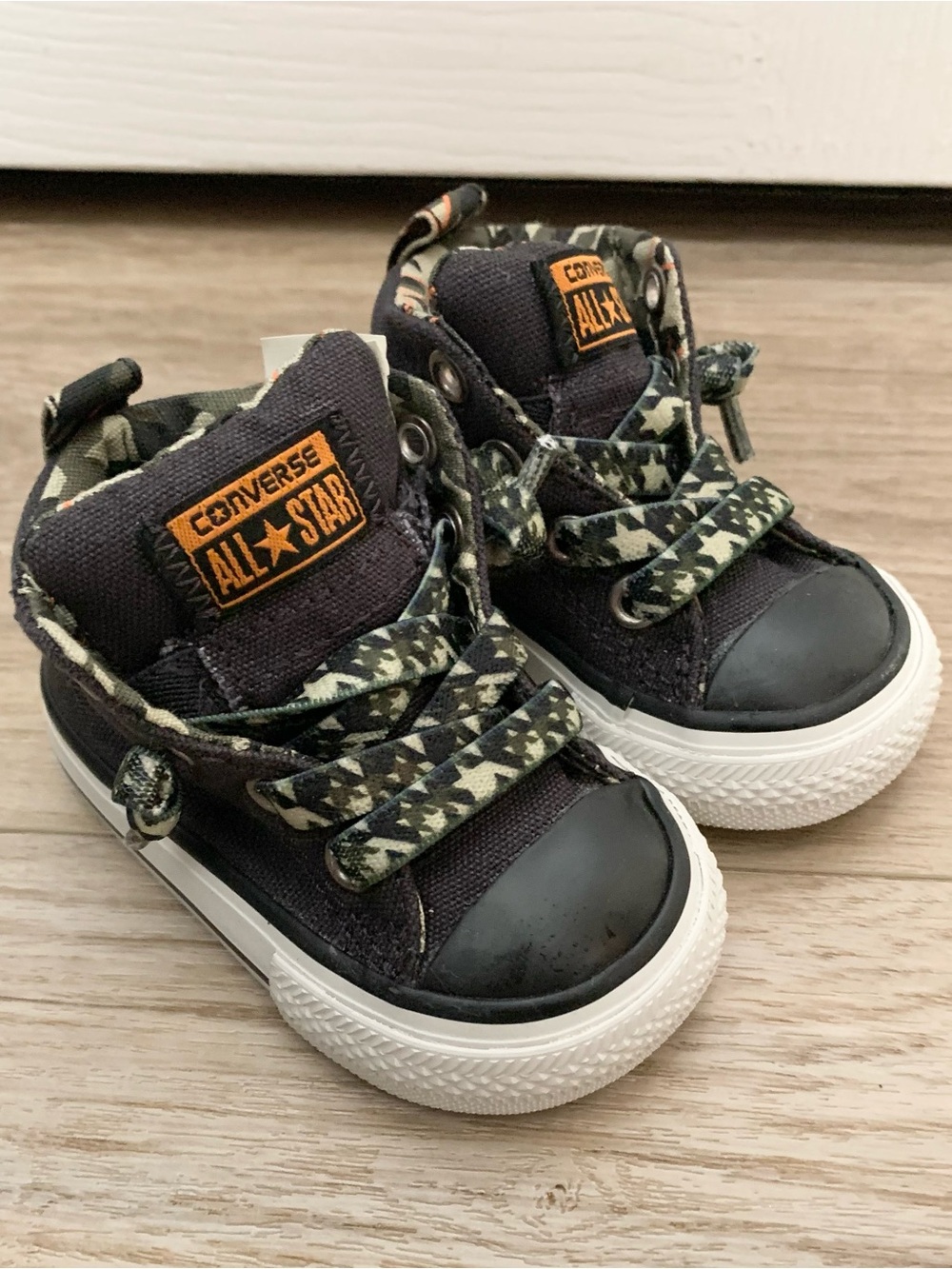 Baby Camo Converse All Star High Top Shoes Size 2 EUC